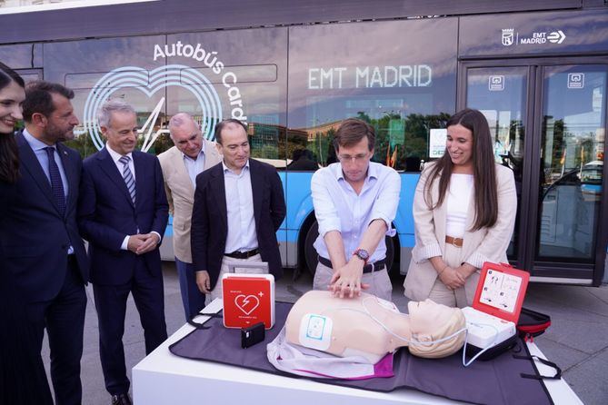 Este equipo de respuesta rápida para salvar vidas emite instrucciones auditivas para guiar al rescatador de forma clara e intuitiva, paso por paso. En la imagen, la presentación del nuevo servicio 100% cardioprotegido de la flota de autobuses de EMT Madrid, realizada por el alcalde de Madrid, José Luis Martínez-Almeida, y el delegado de Urbanismo, Medio Ambiente y Movilidad, Borja Carabante.