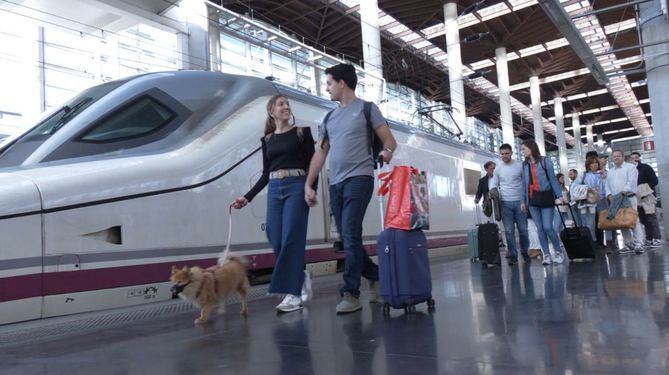 Los perros de hasta 40 kilos podrán viajar junto a sus dueños, tanto en los servicios comerciales de Renfe (AVE, Avlo, Alvia, Euromed e Intercity) como en los de Servicio Público (Avant y Media Distancia), a partir del próximo 21 de julio, coincidiendo con la celebración del Día Mundial del Perro.