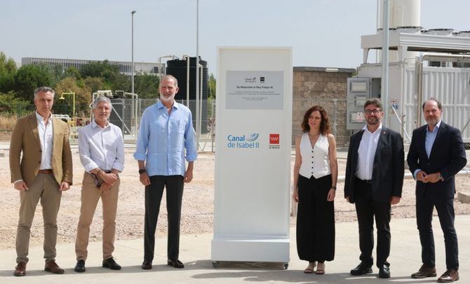 A su llegada a la Estación Depuradora de Aguas Residuales Arroyo Culebro Cuenca Media Alta, en Pinto, Su Majestad el Rey fue recibido por la presidenta de la Comunidad de Madrid, Isabel Díaz Ayuso; el ministro del Interior, Fernando Grande-Marlaska; el alcalde de Pinto, Salomón Aguado; y el consejero de Medio Ambiente, Agricultura e Interior de la Comunidad de Madrid y presidente de Canal de Isabel II, Carlos Novillo.