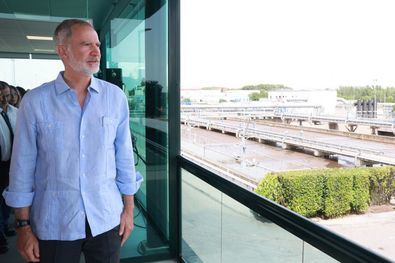 Durante el recorrido, Su Majestad el Rey recibió explicaciones sobre los procesos de depuración, la generación de energía limpia y las aplicaciones del hidrógeno verde en la gestión sostenible de los recursos hídricos.