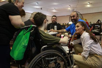 En el polideportivo de Villamanta, don Felipe y doña Letizia conversaron con voluntarios, equipos de asistencia y emergencia y conversaron con familias y vecinos evacuados de distintas localidades por la amenaza del fuego.