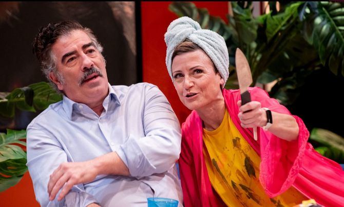 La obra se ha consolidado como una de las comedias de referencia de la temporada gracias a una propuesta que combina humor inteligente, situaciones disparatadas y un ritmo trepidante que mantiene al espectador en constante sorpresa.