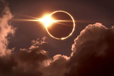El eclipse comenzará a oscurecer la Península Ibérica en torno a las 19.30 horas y alcanzará su máximo alrededor de las 20.32 horas, coincidiendo, además, con la puesta de sol, lo que multiplicará el atractivo visual del fenómeno.