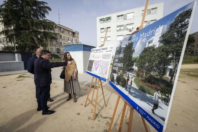 El delegado de Políticas de Vivienda y presidente de la Empresa Municipal de la Vivienda y Suelo de Madrid (EMVS Madrid), Álvaro González, acompañado por el concejal de Moratalaz, Nacho Pezuela, ha presentado el plan de acción para la Unidad de Regeneración Moratalaz III, que se llevará a cabo en el barrio de Vinateros.