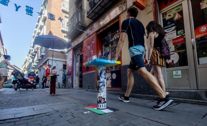 Las calles del barrio de Lavapiés del distrito de Centro volverán a llenarse de color este domingo, 9 de agosto, con la novena edición de 'Bolardo Voy, Bolardo Vengo', un encuentro de arte urbano ciudadano en el que se intervendrán más de 200 bolardos de las calles Amparo, Sombrerete y Caravaca.