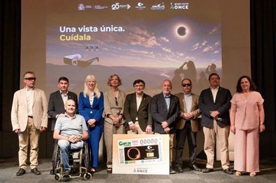 Reparto de gafas para ver el eclipse