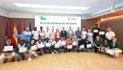 La delegada de Economía, Innovación y Hacienda, Engracia Hidalgo, ha entregado hoy los diplomas a 36 alumnos que han superado con éxito tres itinerarios formativos ofrecidos por la Escuela Municipal de Empleo Verde y Oficios (EMEVO).