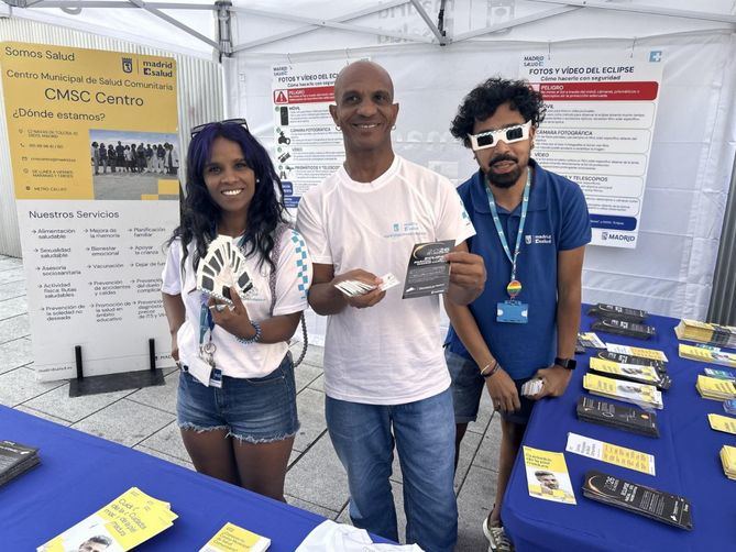 El Instituto Municipal de Consumo ha puesto en marcha una campaña en las últimas semanas centrada en establecimientos donde se comercializan las gafas para la observación segura del eclipse, como ópticas, bazares e hipermercados, retirando unas 4.000 unidades tras comprobar que no cumplían con los requisitos de etiquetado e información exigible.