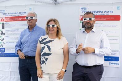 Sanz, acompañada del concejal de Centro, Carlos Segura, ha visitado la carpa, instalada junto a la biblioteca municipal Mario Vargas Llosa, en la plaza de Tribunal. Desde allí se aconseja a la ciudadanía sobre la protección y pautas de seguridad para un visionado seguro.