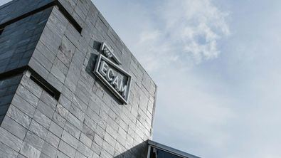 Desde hace tres decadas, la Escuela se ha convertido en uno de los principales centros de referencia para la formacion de mas de 4.500 nuevos cineastas y expertos del sector del audiovisual.