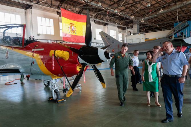 La ministra de Defensa, Margarita Robles, ha visitado las instalaciones del Centro Logístico de Armamento y Experimentación (CLAEX), destacándolo como un pilar fundamental para la salvaguarda de la soberanía tecnológica y la autonomía estratégica de las Fuerzas Armadas.