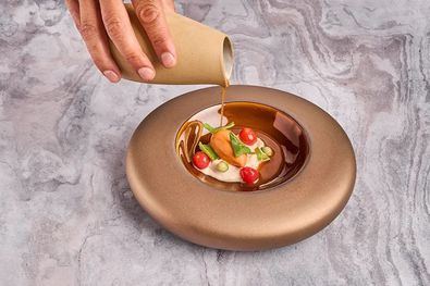 Una propuesta muy personal, que nace de los recuerdos de la cocina de casa, las técnicas aprendidas en los distintos países por los que ha pasado, matices culturales reinterpretados y una profunda raíz española.