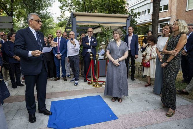 La delegada de Cultura, Turismo y Deporte, Marta Rivera de la Cruz, acompañada por la concejala de Salamanca, Cayetana Hernández de la Riva, en la inauguración de la placa dedicada al cantante, compositor y artista italiano.