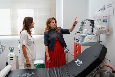 Este recinto cuenta con dos consultas de Medicina de Familia, dos de Enfermeria, una sala polivalente, una zona de extracciones y otra de cirugia menor ambulatoria.