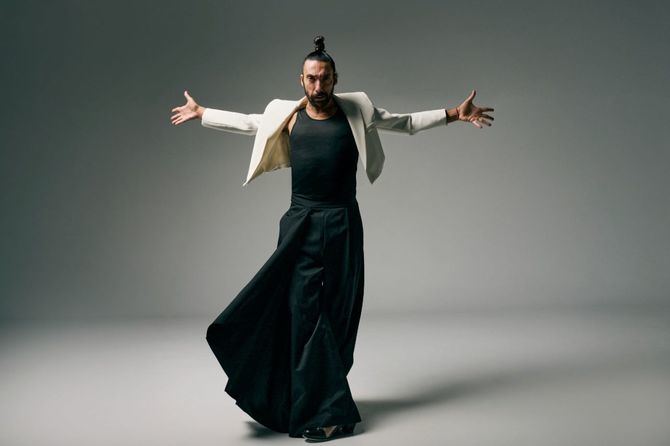 El bailaor y coreógrafo Eduardo Guerrero lleva, del 3 al 6 de septiembre, al Teatro Fígaro de la capital 'Códigos', un espectáculo en el que aborda la identidad y el lenguaje del flamenco y plantea un diálogo entre tradición y nuevas formas de expresión del arte jondo.