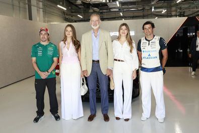 El Rey también ha mantenido un encuentro con los dos pilotos españoles, Carlos Sainz y Fernando Alonso, en el box de la FIA.