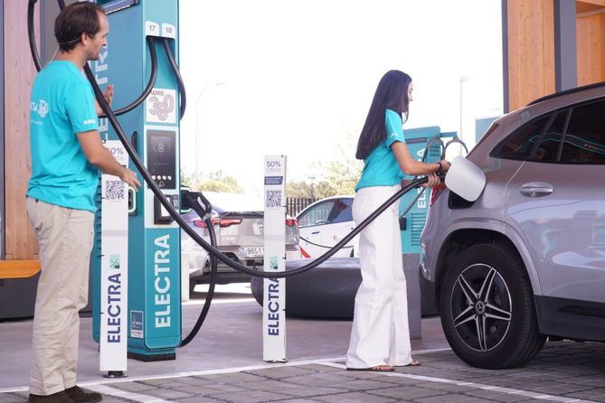 La nueva estación, situada en la calle de Juan Mieg, cuenta con 26 puntos de recarga de hasta 600 kW y ha supuesto una inversión de tres millones de euros por parte de la adjudicataria.