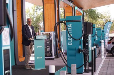 El concejal de Carabanchel, Carlos izquierdo, ha inaugurado este martes una nueva electrolinera, ubicada en la calle de Juan Mieg, junto al Centro de Operaciones de la Empresa Municipal de Transportes de Madrid (EMT Madrid).