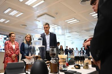 El presidente del Gobierno, Pedro Sánchez, junto a la ministra de Educación, Formación Profesional y Deportes, Milagros Tolón, en el acto.
