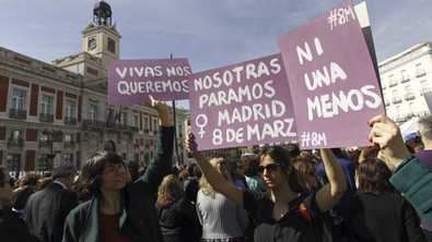 8M: pañuelos morados y pancartas en balcones