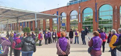 Martínez Páramo ha señalado la importancia de que 'las usuarias de los centros municipales de mayores nos recuerden el significado de esta fecha, porque nuestra sociedad es cada día más consciente de que hombres y mujeres deben avanzar juntos, pero no siempre ha sido así y es justo recordarlo'.