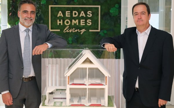Antonio Armengot, delegado comercial de Iberdrola en Madrid, y Luis García Malo de Molina, director de Operaciones de AEDAS Homes, en la firma del acuerdo.