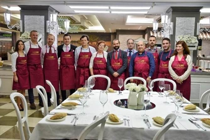 El buffet solidario en el Hotel Mayorazgo invita a 150 personas con pocos recursos, pertenecientes a la Parroquia de Nuestra Señora de las Angustias, en Arganzuela.