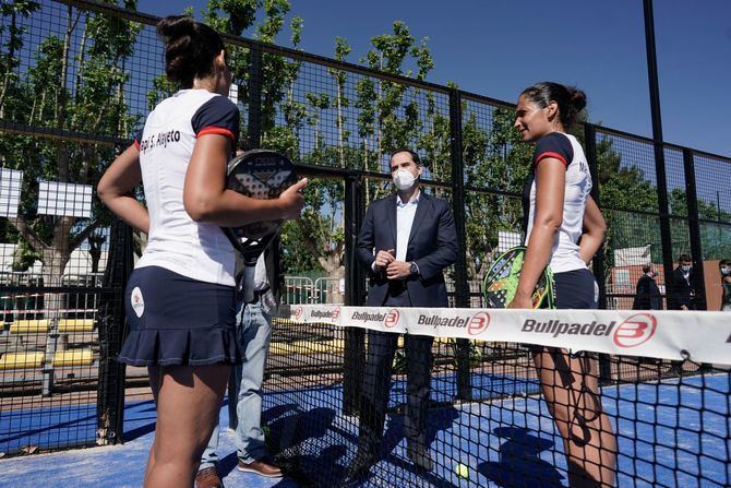 El vicepresidente regional, Ignacio Aguado, señaló durante su visita a las instalaciones que el deporte madrileño está volviendo “poco a poco” a la normalidad y apuesta por seguir impulsando la práctica actividad física.