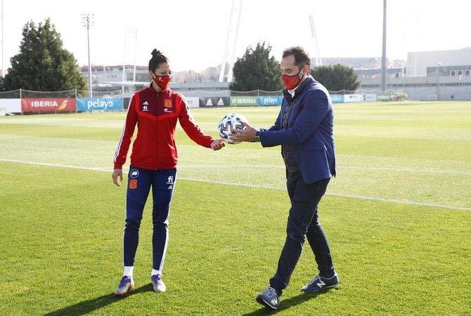 Aguado ha querido reconocer a las jugadoras de la Selección y a la Real Federación Española de Fútbol su implicación para dar visibilidad a la lucha conjunta de administraciones públicas e instituciones contra la violencia que se ejerce contra las mujeres.