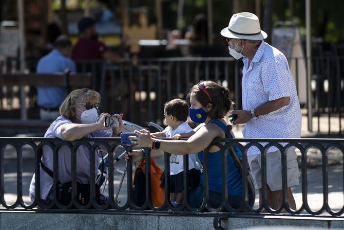 Los encuentros con la familia han causado casi la mitad, el 45%, de los 123 brotes que hay activos en el país, según los datos facilitados ayer por el Ministro de Sanidad.