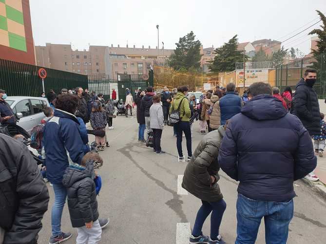 Los tres centros escolares confluyen en la calle de Motilla del Palancar, un fondo de saco donde se agolpan muchas personas en muy poco tiempo en el horario de entrada de los alumnos, de modo que es muy difícil mantener la distancia de seguridad.