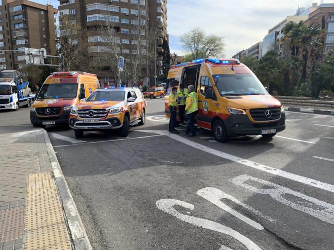 Diez heridos leves al arrollar un camión a varios vehículos en Conde de Casal