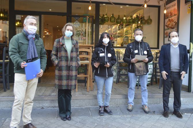 El delegado de Medio Ambiente y Movilidad, Borja Carabante, ha acompañado esta mañana a uno de los equipos educativos de la campaña ‘Acierta con la orgánica’, en una de sus visitas informativas a comercios del distrito de Arganzuela.