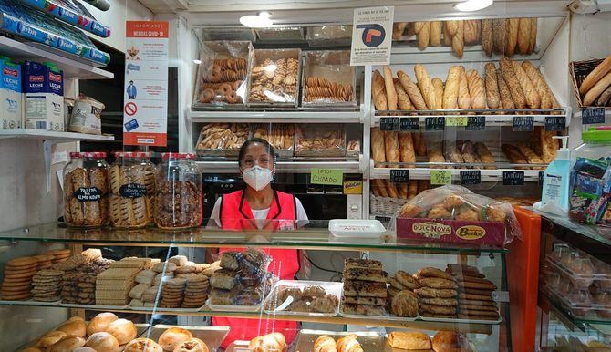 Adriana Pulupa, junto con sus hermanas, regenta desde 2013 el Horno de pan Chimbo, tienda exterior en el Mercado Municipal de Usera. El establecimiento tiene solera, pues abrió allá por el año 1963 y también cuenta con obrador propio.