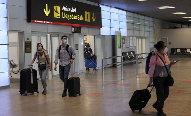 España aumenta las restricciones a los viajeros desde terceros países a la Unión Europea, desde las 00.00 horas del 1 de diciembre, por la aparición de la variante Ómicron.