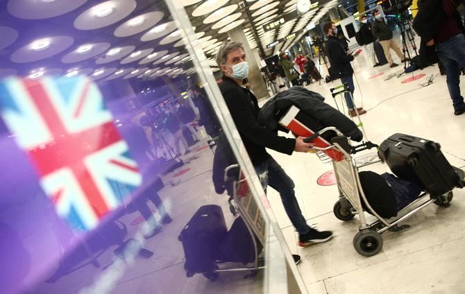 Viajeros en la zona de llegadas de la terminal T4 del Aeropuerto Adolfo Suárez Madrid-Barajas. (Eduardo Parra / Europa Press)