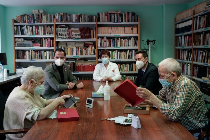 Acompañado por el consejero de Políticas, Familias, Igualdad y Natalidad, Javier Luengo, el vicepresidente ha tenido la oportunidad de conversar con algunos de los residentes y trabajadores del centro, entre ellos Nicanor, el primer mayor vacunado en la Comunidad.