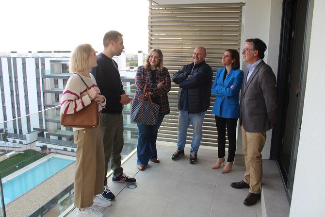 Visita de los futuros vecinos –en su mayoría jóvenes–, al residencial Ácea Las Sedas, en un acto al que también acudió la alcaldesa de Alcalá de Henares, Judith Piquet.