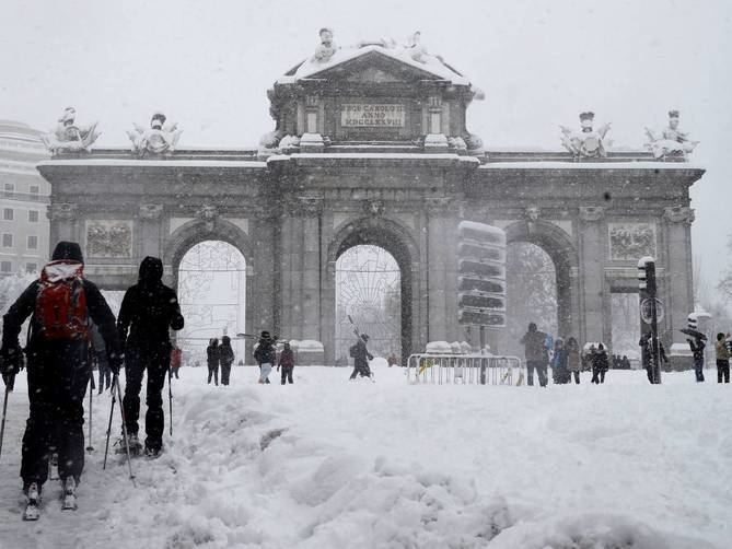 Se ha establecido un punto de reparto de sal para comunidades de vecinos y establecimientos por cada distrito. Las direcciones se pueden consultar en el enlace que figura en este artículo.