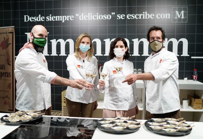 Los dos cocineros han realizado con la presidenta un 'showcooking' con lácteos, huevos, verduras y ahumados madrileños.