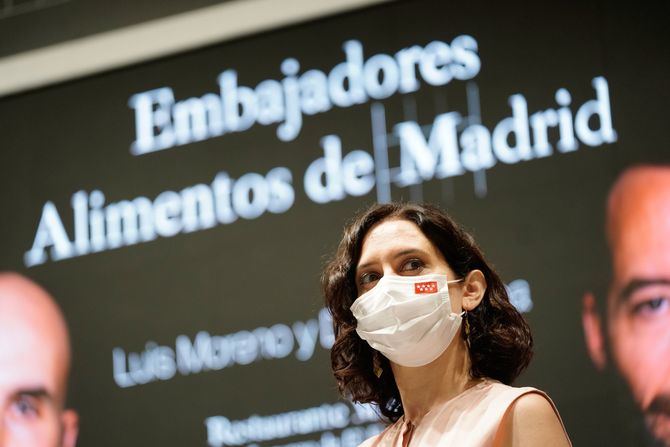 La presidenta en funciones de la Comunidad de Madrid, Isabel Díaz Ayuso, ha presentado hoy a Daniel Ochoa y Luis Moreno, chefs del restaurante Montia, como nuevos embajadores de la marca de garantía Alimentos de Madrid M Producto Certificado.