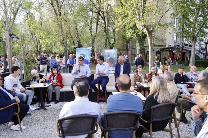 La avenida de Nuestra Señora de Fátima, en el distrito de Carabanchel, ha sido el enclave elegido por José Luis Martínez-Almeida para arrancar precampaña. El candidato, vestido de manera informal, la ha recorrido acompañado por el concejal presidente del distrito, Álvaro González, y del delegado de Medio Ambiente y Movilidad, Borja Carabante. Posteriormente, ha mantenido una charla con vecinos de la zona.