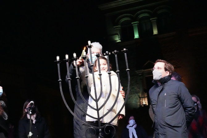 La Janucá o Fiesta de las Luces es una de las celebraciones más importantes del judaísmo en la que se conmemora el milagro en el Templo de Jerusalén.