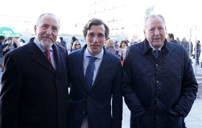 Almeida, en el acto de conmemoración del 40º aniversario del Estatuto de Autonomía de la Comunidad de Madrid el pasado 23 de febrero, junto a Barranco y Álvarez del Manzano.