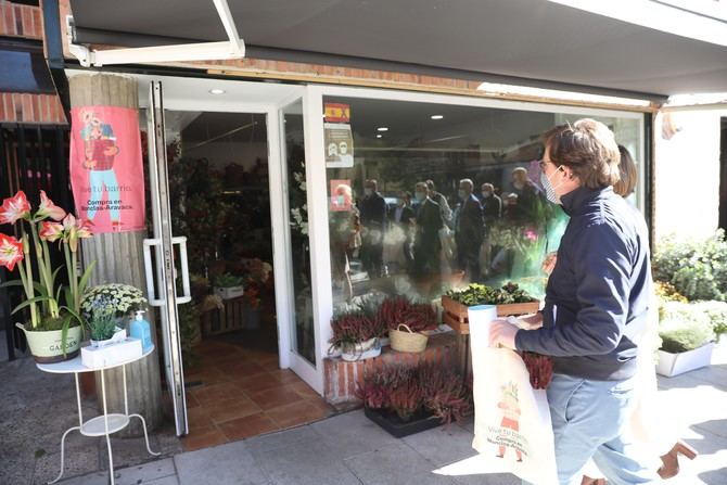 Almeida ha repartido entre los comerciantes material promocional de la campaña ‘Vive tu barrio. Compra en Moncloa-Aravaca’, una iniciativa que impulsa la compra en las tiendas de los siete barrios del distrito.