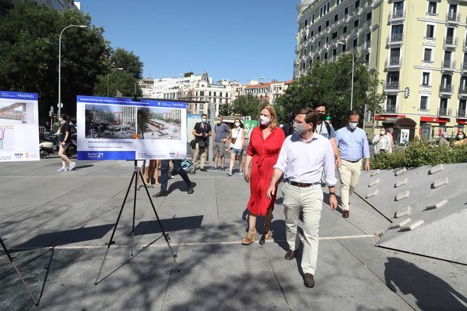 El alcalde de Madrid, José Luis Martínez-Almeida, durante el recorrido, junto a la delegada de Obras y Equipamientos, Paloma García, al área intermodal de la avenida de Felipe II comprendida entre las calles de Alcalá y Narváez.