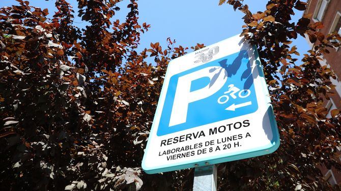 Desde 2019 se han señalizado 184 reservas con capacidad para 1.304 motos; las casi 700 restantes se situarán en los próximos meses, 378 de ellas quedarán habilitadas en agosto en 44 ubicaciones de nueve distritos: Arganzuela, Chamartín, Chamberí, Ciudad Lineal, Hortaleza, Moncloa-Aravaca, Retiro, Salamanca y San Blas-Canillejas.