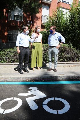 Acompañado por el delegado de Medio Ambiente y Movilidad, Borja Carabante, y la concejala de Arganzuela, Cayetana Hernández de la Riva, Almeida ha visitado el nuevo reservado que el Ayuntamiento de Madrid ha establecido en el número 4 del paseo de Pontones (Arganzuela), junto a la Puerta de Toledo y a escasos metros de la frontera con el distrito de Centro.