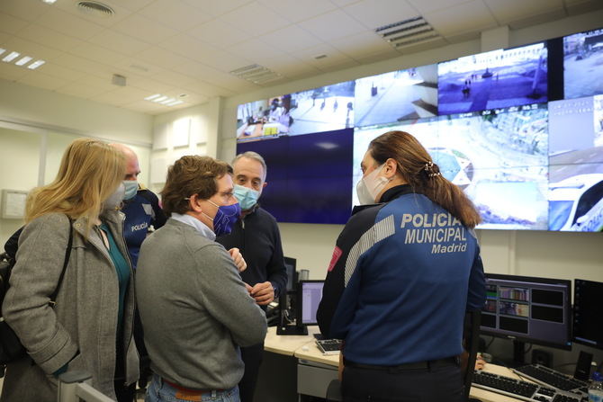 Este operativo estará formado por 218 agentes, complementados con los turnos ordinarios de las unidades integrales de distrito (UID) y con drones y controlará el cumplimiento de las restricciones de movilidad en las zonas básicas de salud con mayores incidencias. 