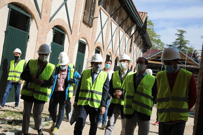 Martínez-Almeida, acompañado por la delegada de Obras y Equipamientos, Paloma García Romero; el delegado de Medio Ambiente y Movilidad, Borja Carabante, y el concejal de San Blas-Canillejas, Martín Casariego, ha visitado los trabajos de rehabilitación.